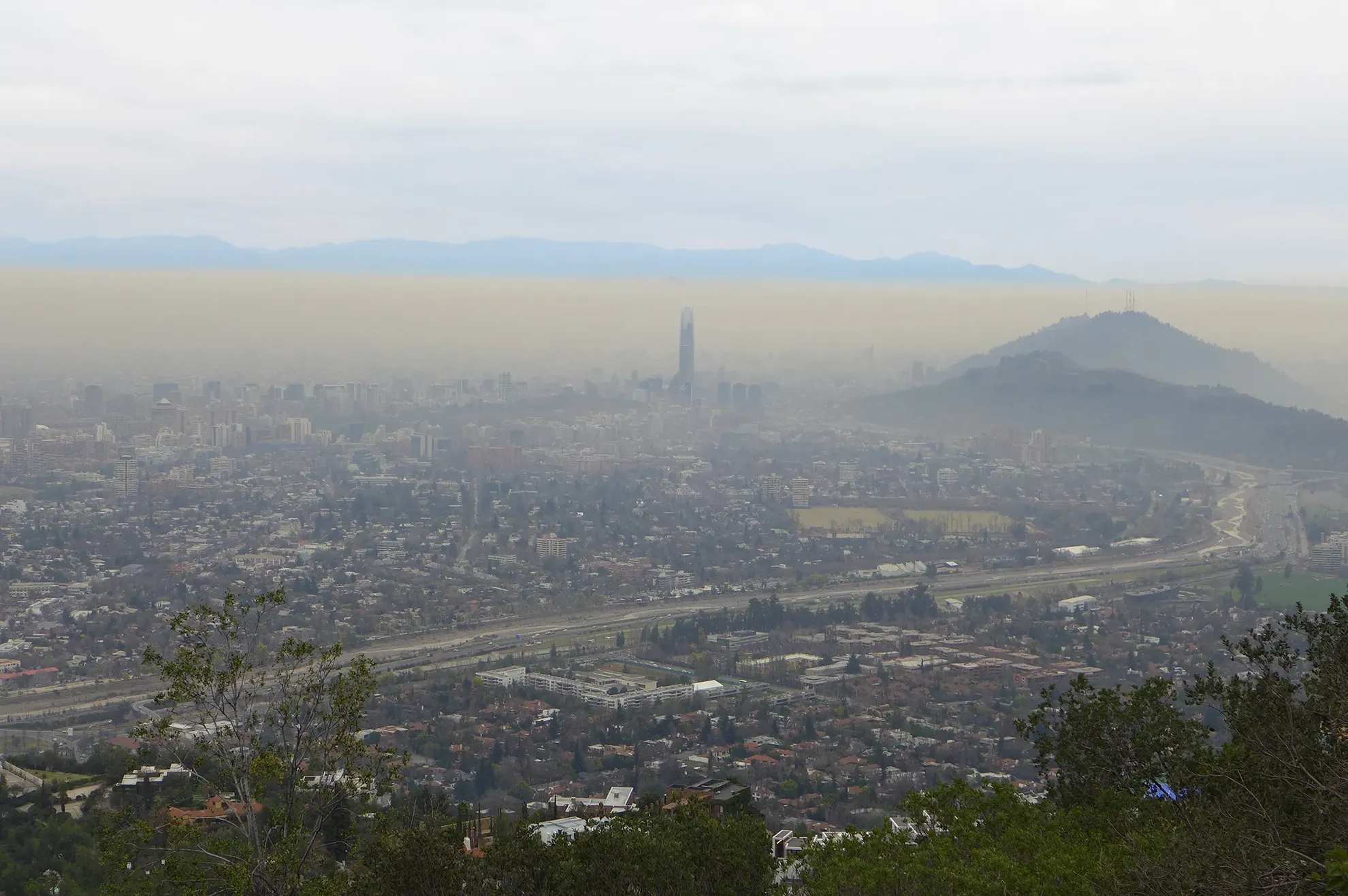 Vista de la ciudad bajo polución ambiental. Para Evaluación de Emisiones, Modelación y Cumplimiento normativo