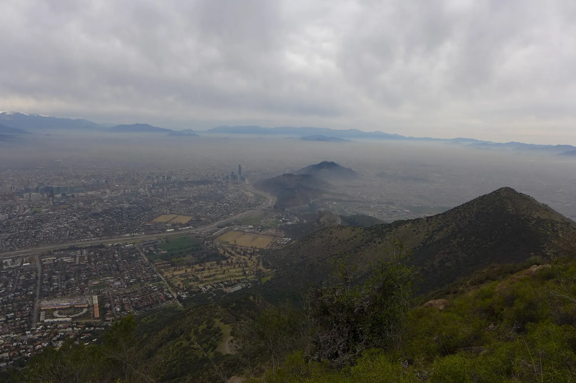 Paisaje urbano afectado por contaminantes. Para Evaluación de Calidad del Aire y Reducción de Emisiones