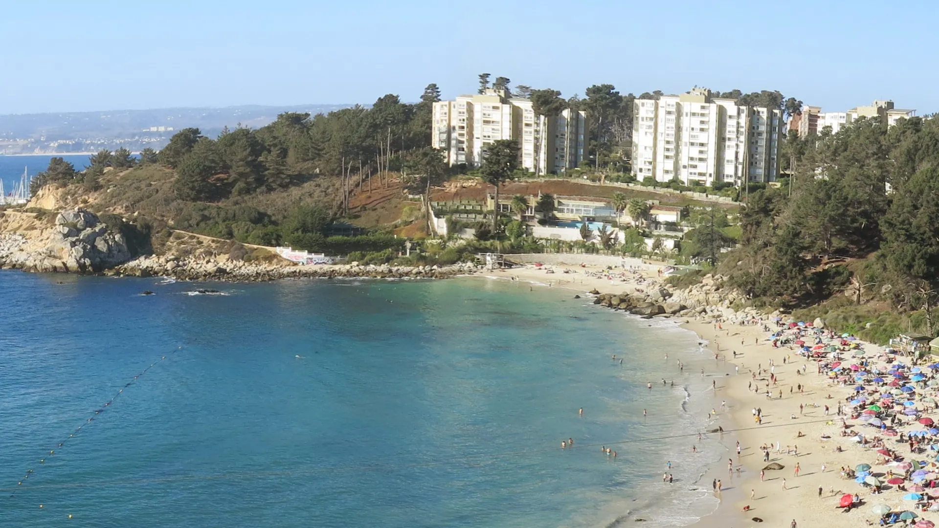 Paisaje costero: playa, edificios, personas. Estudio y Manejo de Paisajes naturales y culturales y Turismo